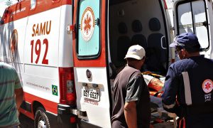 Dupla tentativa de homicídio à bala em Várzea Alegre e, em Juazeiro, filho ameaça pai com foice