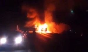 Colisão deixa um morto e causa incêndio em micro-ônibus na BR-222