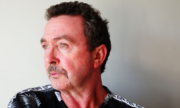 Tony Lewis, vocalista da banda britânica Outfield, morre aos 62 anos