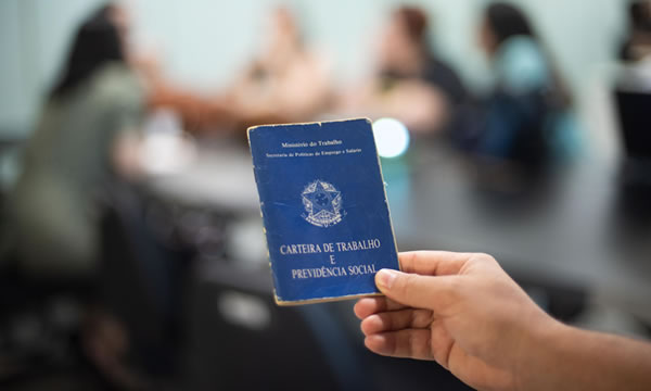 Medo do desemprego cai e é menor que o registrado no final de 2019, revela CNI