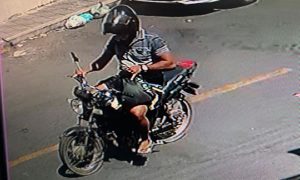 Veja ladrão roubando a bolsa de uma idosa em Juazeiro do Norte