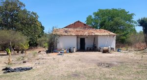 Casa revirada em Juazeiro e corpo de homem encontrado amarrado e ferido