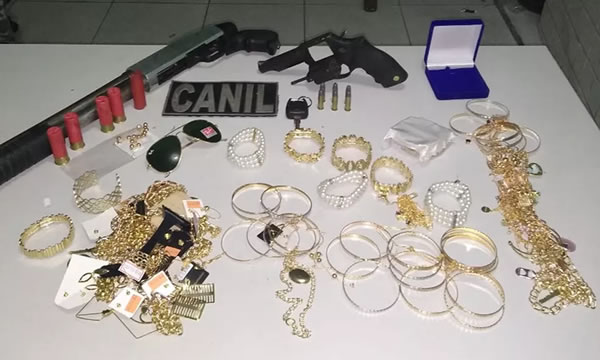 Assaltantes confundem quiosques e roubam bijuterias em vez de joias