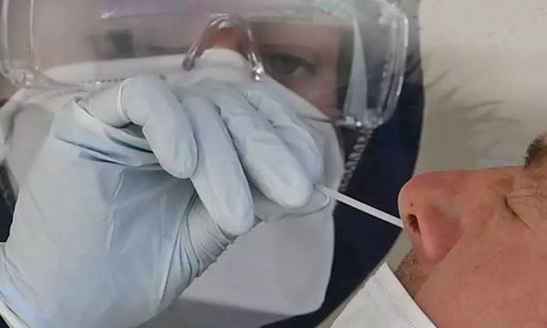 Mulher tem revestimento do cérebro perfurado em teste com cotonete para Covid-19