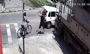 Carro desliga em passagem de nível e é arrastado por trem no Rio de Janeiro
