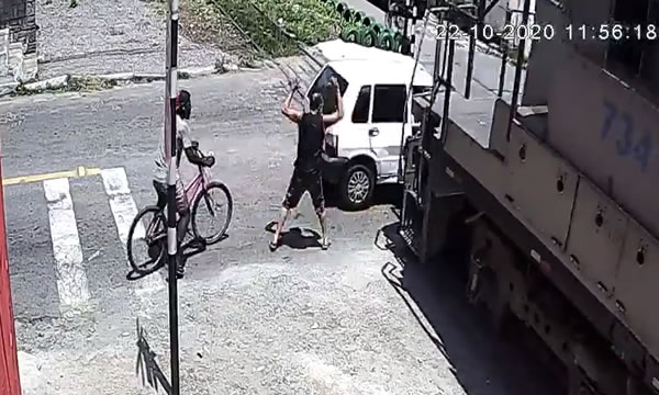 Carro desliga em passagem de nível e é arrastado por trem no Rio de Janeiro