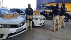 Carros levando crianças para simular família em férias são apreendidos com 120 kg de droga na BR-116