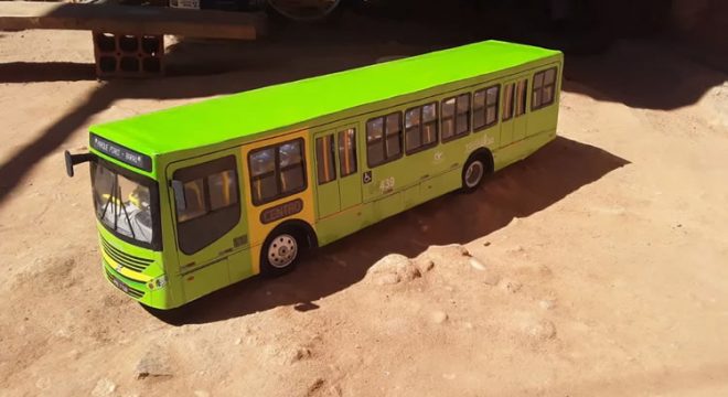 Designer cria réplicas de ônibus em miniaturas e hobby se torna sua principal fonte de renda