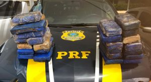 Dupla é presa após PRF apreender droga avaliada em R$ 3,9 milhões em carroceria de carro