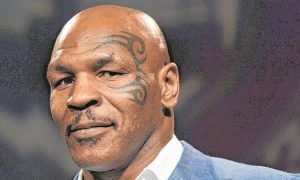 Mike Tyson volta aos ringues após 15 anos diante de Roy Jones Jr em luta de lendas