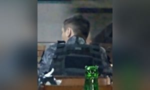 Homem é preso após se vestir de PM para impressionar ficante em encontro