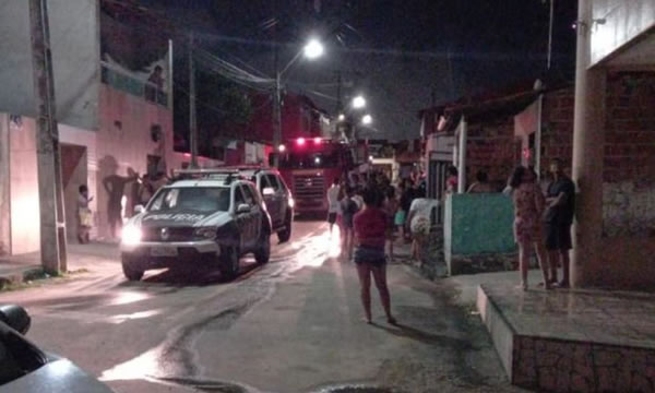 Esposa esfaqueia marido e ateia fogo na própria casa