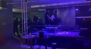 Festa de forró com aglomeração é encerrada em Fortaleza, e cantora é levada para delegacia