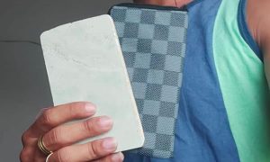 Autônomo compra celular pela internet e recebe cerâmica no encontro para finalizar a venda