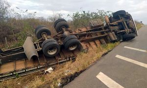 Caminhão com carga de cimento tomba na BR-222, no interior do Ceará