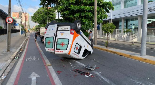Ambulância com paciente do interior capota no Centro de Fortaleza