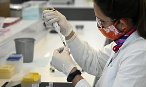 Pfizer anuncia que primeiros resultados da fase 3 mostram que vacina contra Covid-19 é '90% eficaz'