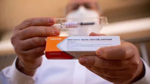 CoronaVac: Anvisa interrompe testes da vacina após 'evento adverso grave'