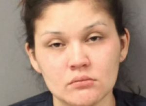 Bebê morre após mãe bater o carro enquanto bebia uísque e olhava o celular