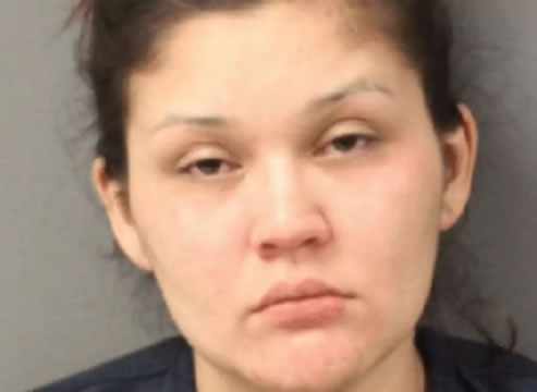 Bebê morre após mãe bater o carro enquanto bebia uísque e olhava o celular