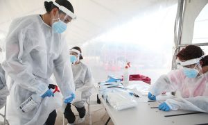 EUA registra novo recorde com mais de 180 mil infecções diárias por coronavírus