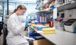 AstraZeneca admite erro de dosagem em vacina contra a Covid-19 e enfrenta crítica de cientistas