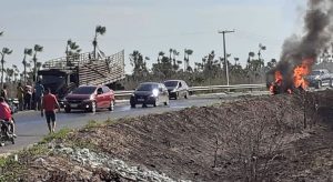 Mãe, filho e dois homens morrem carbonizados em acidente entre carro e caminhão