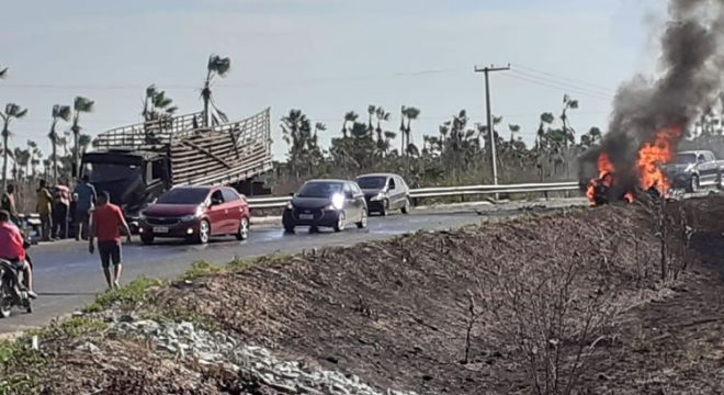 Mãe, filho e dois homens morrem carbonizados em acidente entre carro e caminhão