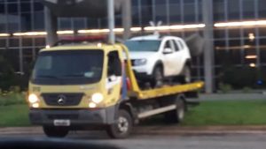 Carro invade espelho d'agua do Ministério da Justiça e há suspeita de atentado