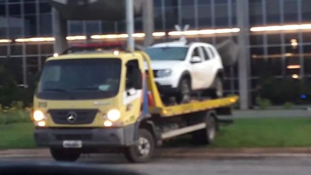 Carro invade espelho d'agua do Ministério da Justiça e há suspeita de atentado