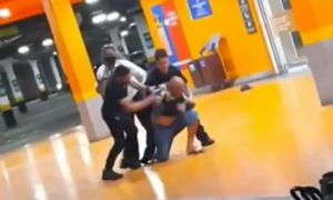 Homem negro morre após ser espancado por segurança e PM em supermercado de Porto Alegre