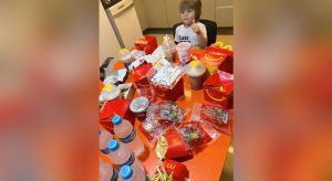 Menino de 3 anos acessa celular da mãe e gasta quase R$ 400 em lanches e brindes