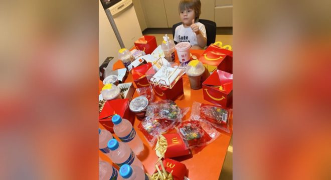 Menino de 3 anos acessa celular da mãe e gasta quase R$ 400 em lanches e brindes