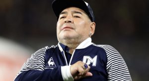 Maradona caiu em casa e bateu a cabeça na semana anterior à sua morte, segundo enfermeiros