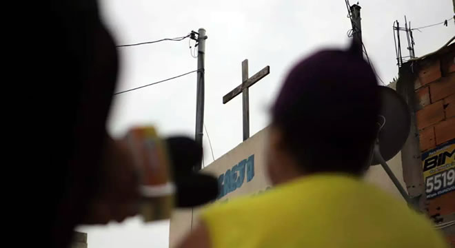 Homem é espancado, esfaqueado e amarrado de cabeça para baixo em grade de igreja