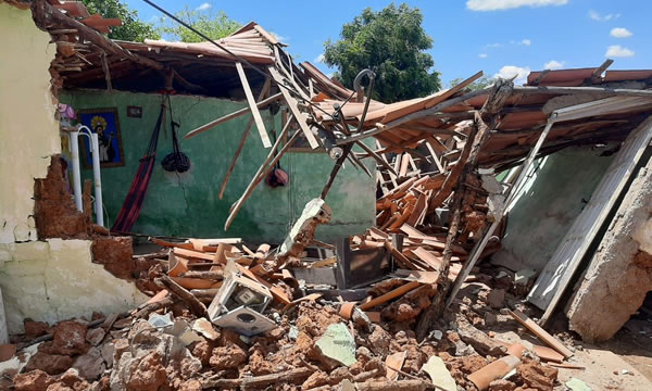 Casa fica destruída após desabamento no município de Jucás