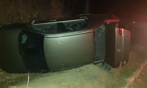 Criminosos capotam carro durante perseguição policial em Itaitinga