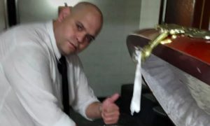 Funcionário de funerária é demitido por tirar foto com o corpo de Maradona