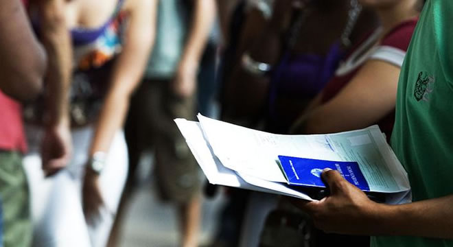 Desemprego no Brasil salta a taxa recorde de 14,6% no 3º trimestre e atinge 14,1 milhões