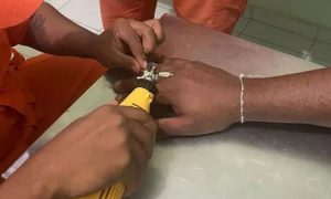 Bombeiros removem aliança presa em dedo de homem, no Ceará