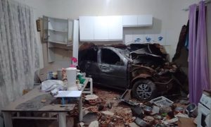 Carro bate contra parede e invade cozinha de casa; um homem ficou ferido