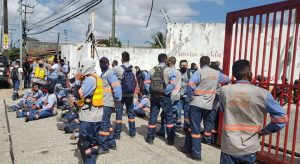 Terceirizados da Enel fazem paralisação por reajuste salarial maior