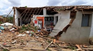 Caminhoneiro perde controle do caminhão e destrói casa