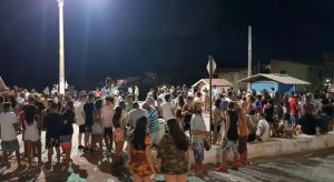 Polícia usa spray de pimenta para dispersar aglomeração