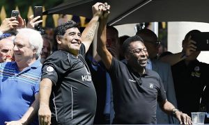 'Um dia vamos bater bola no céu', diz Pelé sobre morte de Maradona