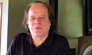 Chico Pinheiro aparece cabeludo na TV e internautas brincam: 'Parecendo tiozão'