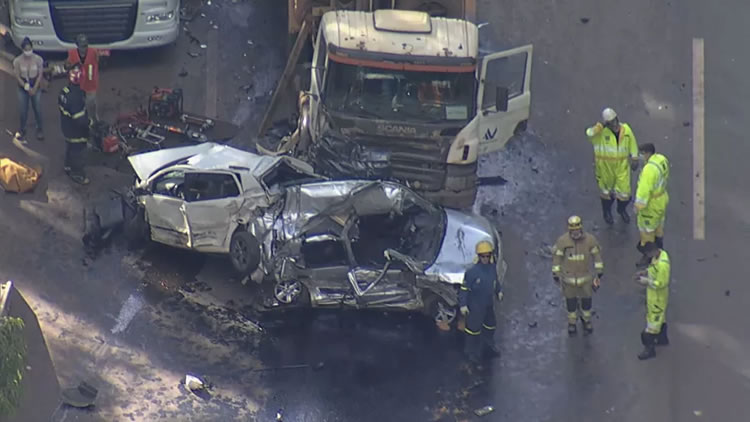 Carros ficam prensados entre carretas em acidente na BR-040
