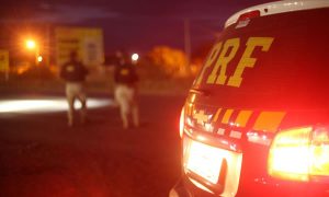 Adolescente tenta assaltar viatura da PRF e é baleado após atirar nos agentes