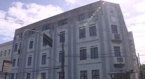 Criança de 6 anos é resgatada sem roupa em quarto escuro e mãe é presa ao voltar da praia