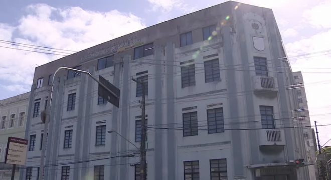 Criança de 6 anos é resgatada sem roupa em quarto escuro e mãe é presa ao voltar da praia